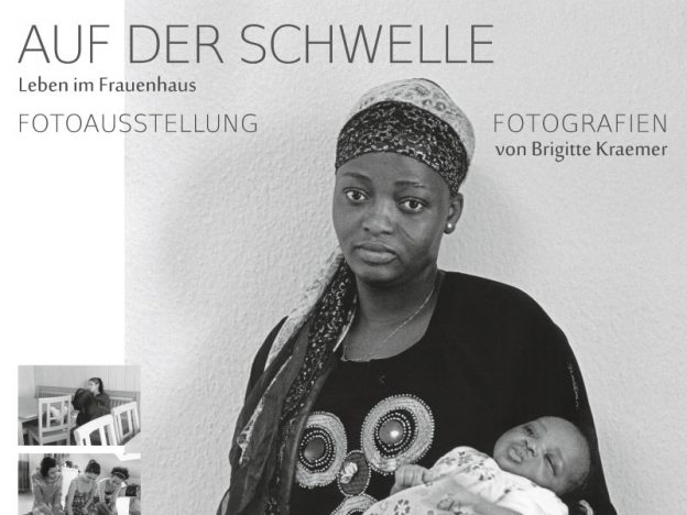 Plakat zur Fotoausstellung "Auf der Schwelle – Leben im Frauenhaus", Fotografien von Brigitte Kraemer